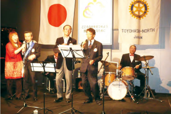 年忘れ家族会
RCバンドをバックに皆で音楽。