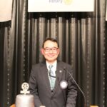 ニシエーションスピーチ（会員卓話）する、岩崎篤雄会員。