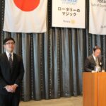 新サンクス奨学生 アルファロ フェレイラ君（左）を紹介する、小林利生カウンセラー。