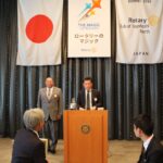 入会式。中立清昭新入会員（左）と、推薦者 辻直樹会員。