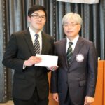 新サンクス奨学生の アルファロ フェレイラ君（左）と 八木基之会長。