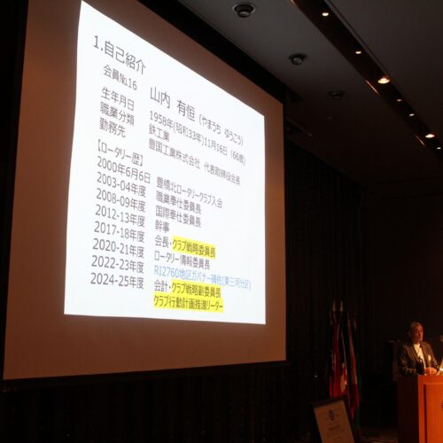 卓話する、山内有恒会員。