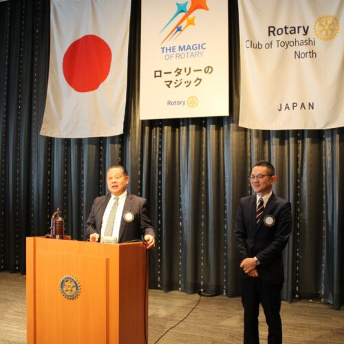 新入会員を紹介する、佐藤元英会員（左）と、高橋誠新入会員。