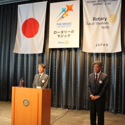 新入会員を紹介する、橋本努会員（左）と、長谷川宗弘新入会員。