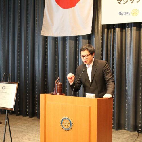 近況報告する、サンクス奨学生 ディン ゴック ドゥク君。
