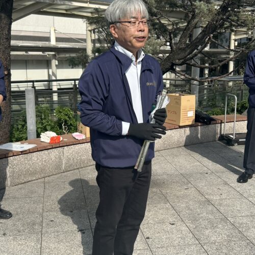 挨拶する、八木基之会長。