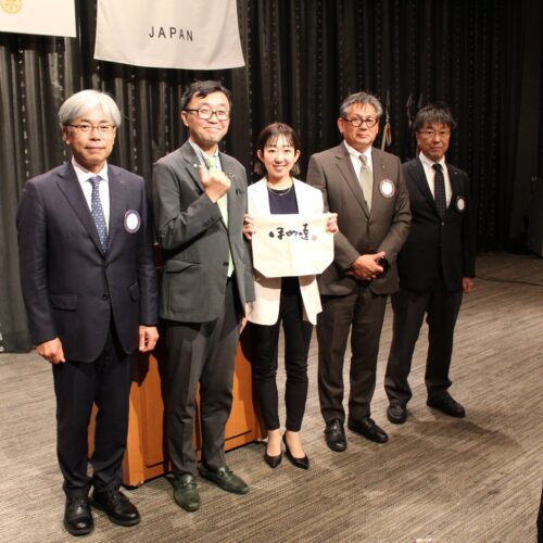 左より、八木基之会長、特別認定講師 氷見幸也氏、認定講師 成瀬有依子氏、例会担当 杉野公郎職業奉仕委員長、河合成高幹事。